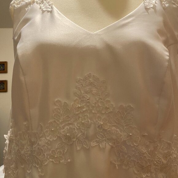 #23) Wedding Gown: Regal Elegance - Picture 5 of 6